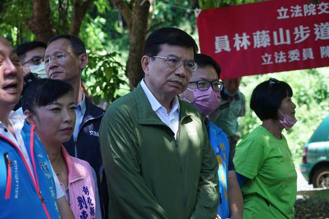 今天上午交通部长王国材现身彰化会勘，其间接受媒体访问。（吴建辉摄）