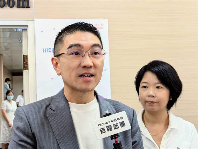 基隆市长谢国梁（左）26日上午表示，市府对本报日前报导的长照人球事件非常重视，未来将会持续规画加强基隆市长的长照相关资源。（张志康摄）