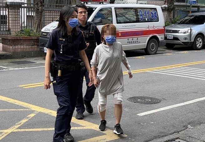 警方带同顏女重回事故现场。（警方提供）