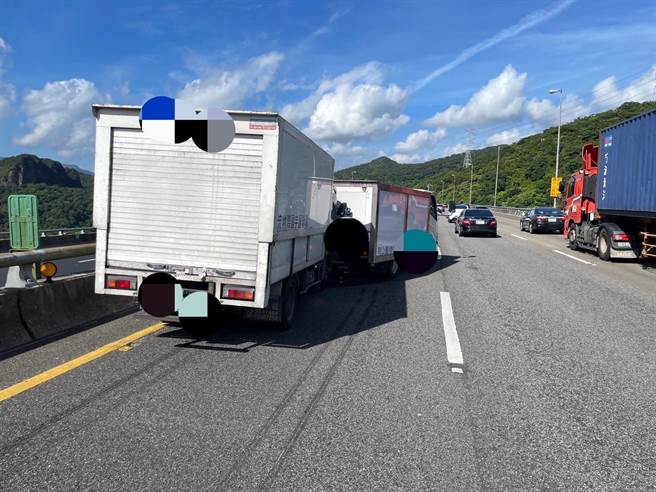 國道3號南下3.8公里26日上午發生追撞事故，一度造成回堵長達2公里。（張志康攝）