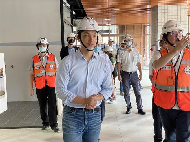 台北市长蒋万安率相关局处视察「南门大楼暨市场改建统包工程」，聆听简报及视察1、2楼未来市场摊位空间。（刘彦宜摄）