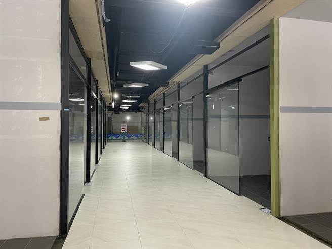 南门市场改建计画规划为地下5层、地上12层之钢骨钢筋混凝土建筑，1楼零售摊共66摊，分为杂货类与青果类；2楼分为百货摊50摊、饮食摊18摊，共68摊。（刘彦宜摄）