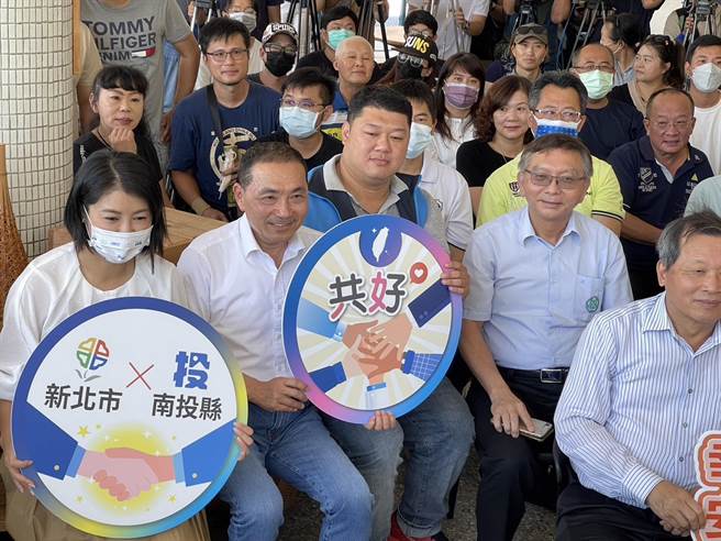 侯友宜出席南投青农座谈，并与南投县长许淑华同框，不过南投县议长何胜丰却「刚好」出国。（杨静茹摄）