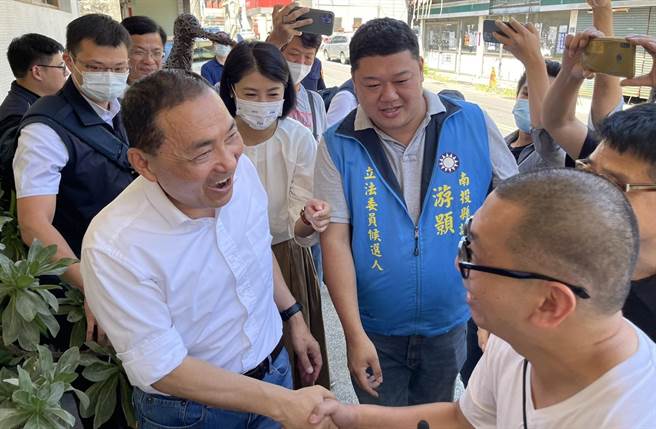 竹山小镇文创将旧有的台西客运竹山站以竹文化为主题，打造成知名打卡景点，新北市长侯友宜拜会竹山小镇文创。（杨静茹摄）