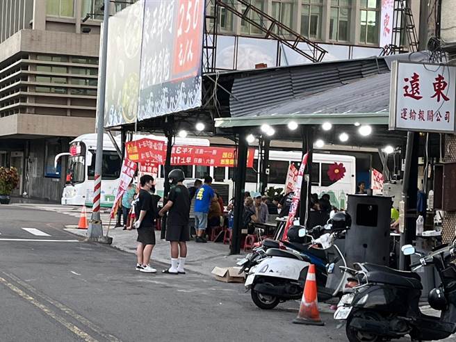 脸书社团「爆怨公社」日前爆料，高雄鼓山区一家知名热炒店生意太好，不顾双线道狭窄，直接将桌椅摆到马路上，顾客坐在路边用餐、不时与车辆擦肩而过。鼓山分局昨晚派员前往稽查，要求业者恢復道路使用并开出罚单。（高市鼓山分局提供／袁庭尧高雄传真）