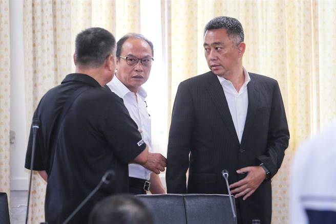 台北农产运销公司（北农）26日召开董事会，北市府与云林县前县长张荣味的农会派合作，拉拢关键民股，将推派金门县前县长杨镇浯（右）担任董事长，高雄市农业局前局长吴芳铭出任总经理，拿回经营权。中为中华民国农会总干事张永成。（黄世麒摄）