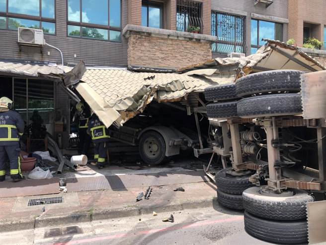 新北市樹林今天中午發生砂石車撞進民宅的意外事故。（消防局提供）