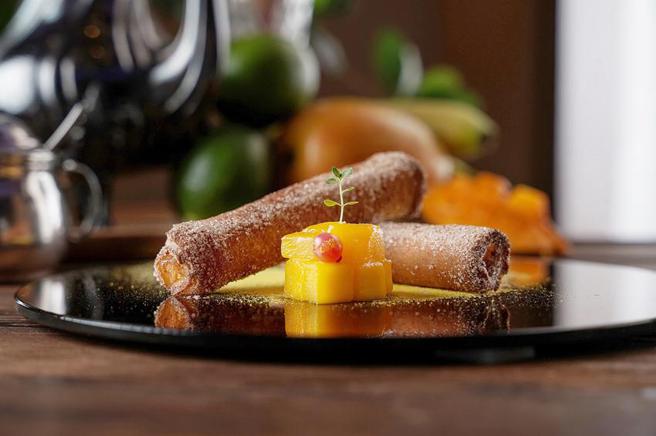 （君品酒店推出台「东夏雪芒果盛宴」，图为「夏雪芒果黄金吐司卷」。图／君品酒店提供）