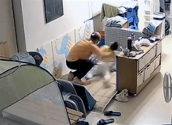 台南市1名9岁的重度身心障碍孩童，长期被市府社会局媒合的居家照服员，以粗暴的动作重摔或虐待，导致身上多处瘀青。（林燕祝提供／洪荣志台南传真）