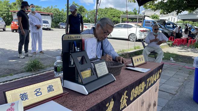 前台东县长陈建年与万沙浪情同兄弟，他回忆起2人成长的点点滴滴，《风从哪里来》一曲更成了自己从政时期必唱的歌。（萧嘉蕙摄）