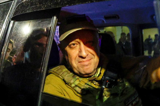 英媒引述英国消息人士指出，瓦格纳首脑普里格津突然撤军，是因为俄罗斯威胁伤害他的家人，另外他似乎也「膨风」在俄罗斯的实际军力。图为普里格津24日晚间离开顿河畔罗斯托夫市的画面。（图／路透社）