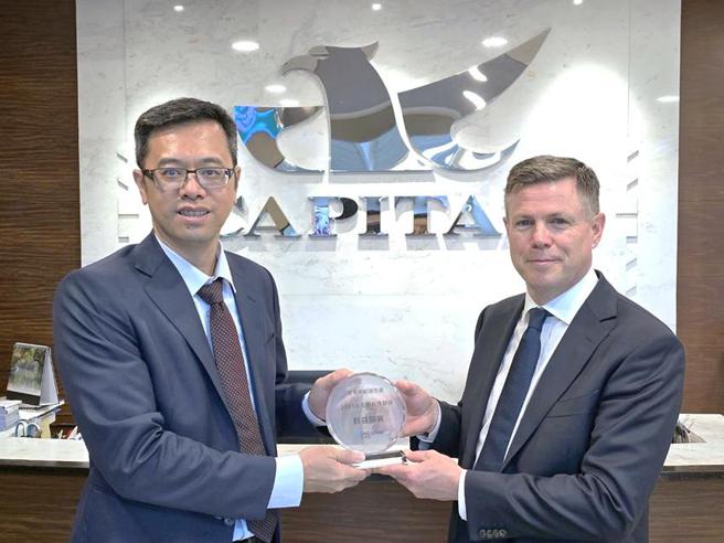 （群益期货业务部副总黄维本(左)接获CME能源产品部常务董事Peter Keavey(右)授奖。图／群益期货提供）