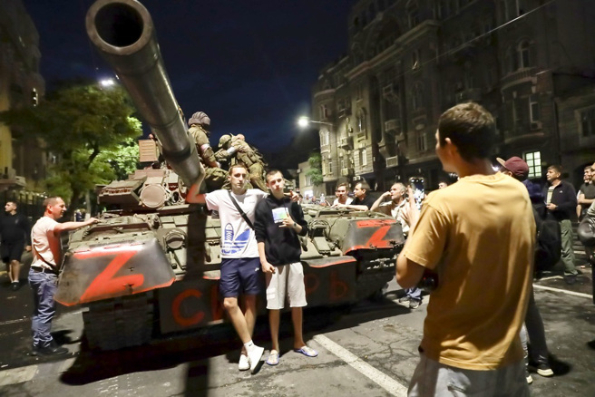 画面为瓦格纳24日撤离前，顿河畔罗斯托夫市民与战车合影。（图／美联社）