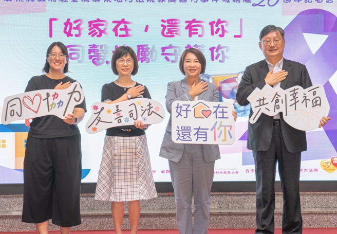 屏东县长周春米（右二）。（图 / 取自周春米脸书）