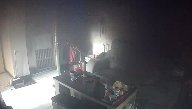 該少年當時家中睡覺，氣爆猛烈火勢讓他身上衣物幾乎燒光，身體多處泛白，由母親扶到隔壁鄰居阿嬤家求救，阿嬤家中監視器畫面曝光。（民眾提供）