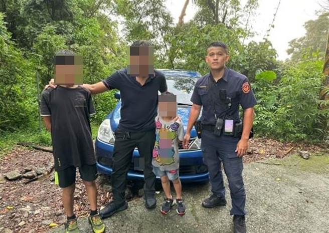 头汴派出所员警接获詹男之子报案，冒雨进入山区并搜寻近2个小时，终于助詹姓父子3人脱困。（太平警分局提供／冯惠宜台中传真）