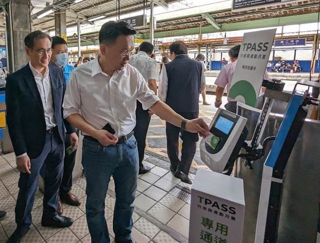 持敬老爱心卡搭乘台铁走专用通道。(交通局提供／蔡依珍桃园传真)