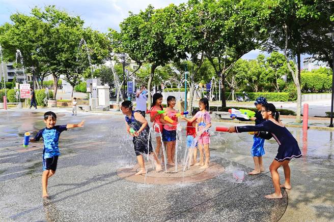 苗栗市公所26日指出，「市民广场」戏水区喷水设备开放前已多次清洗蓄水池，并测试相关设备运转无虞，戏水期间也将每天换水。（苗栗市公所提供／李京升苗栗传真）