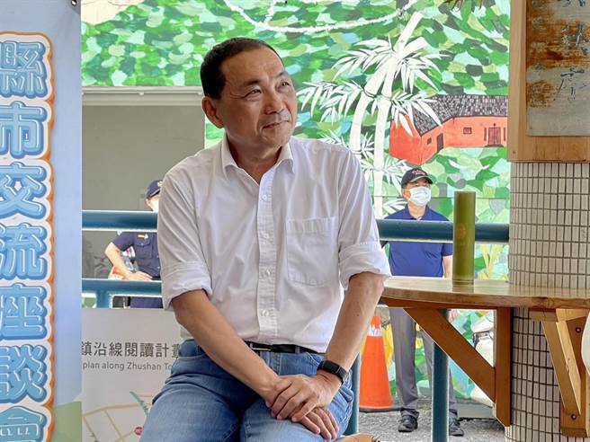 新北长侯友宜26日至南投县与青农交流，针对喂药乌龙事件，他吁民进党不要造谣抹黑，造成家长、孩子与幼保教师的对立与衝突。（杨静茹摄）
