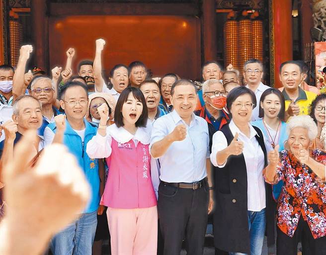 國民黨總統參選人侯友宜（前排右三）25日至彰化，縣長王惠美（前排右二）及立委謝衣鳯（前排左三）站台力挺，鄉親高喊「侯總統凍蒜」。（侯友宜競選辦公室提供）