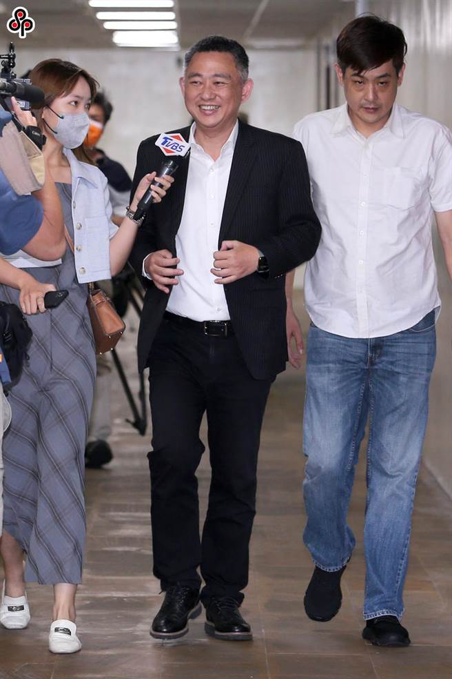 台北农产运销公司（北农）26日召开股东常会及董事会，北市府与云林县前县长张荣味的农会派合作，拉拢关键民股，将推派金门县前县长杨镇浯（中）担任董事长，高雄市农业局前局长吴芳铭出任总经理，拿回经营权。（黄世麒摄）