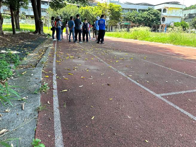 新兴国小操场跑道整建至今逾12年，地面近年陆续出现硬化、突起、破损情况。（陈淑娥摄）