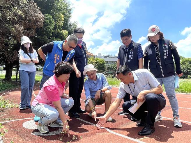 新兴国小操场跑道整建至今逾12年，地面近年陆续出现硬化、突起、破损情况，立委杨琼璎26日会勘。（陈淑娥摄）