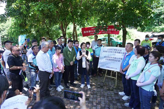 员林市公所向交通部争取经费开发「藤山步道生态园区开发计画」，将开发新步道并打造生态园区，26日交通部长王国材特别到现场会勘，口头允诺将全力支持。（吴建辉摄）