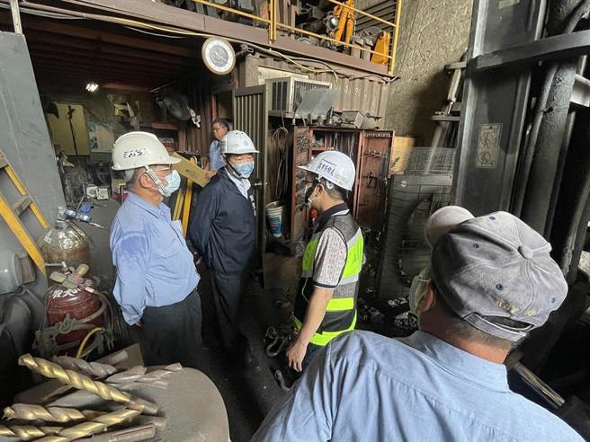 高市劳工局26日针对临海工业区工厂实施工安督检，2家受检单位总计共有9项缺失2处作业场所当场开单勒令停工。（高市劳工局提供／袁庭尧高雄传真）