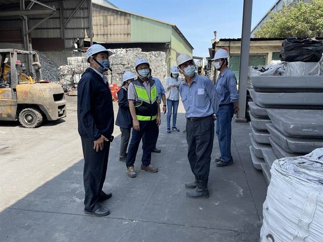 高市劳工局26日针对临海工业区工厂实施工安督检，2家受检单位总计共有9项缺失2处作业场所当场开单勒令停工。（高市劳工局提供／袁庭尧高雄传真）
