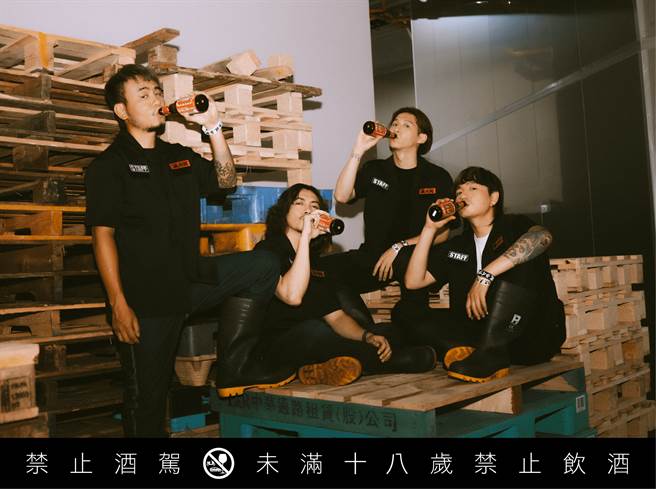 擅长在啤酒中展现台湾本土风味的金色三麦，携手金曲乐团「灭火器」推出同名酒款「灭火器啤酒」。（金色三麦提供／朱世凯台北传真）