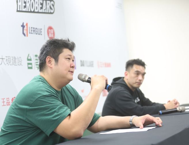 T1台啤英熊总经理哈孝远(左)在衝突事件后公开发言。（中央社资料照）