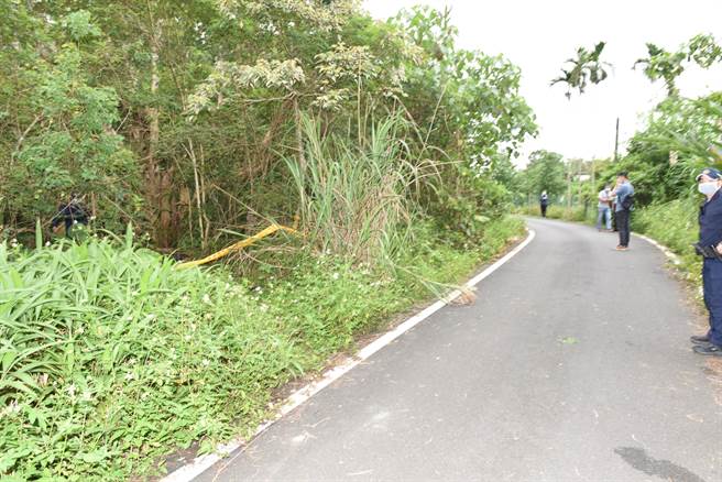 宜蘭縣冬山鄉某產業道路旁的草叢，5月27日發現1具明顯腐爛男屍。（宜蘭縣警察局羅東分局提供／吳佩蓉宜蘭傳真）