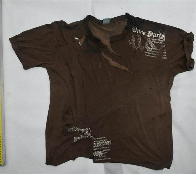 身著印有梵文字母的棕色短袖T恤及印有英國國旗的短褲。（宜蘭縣警察局羅東分局提供／吳佩蓉宜蘭傳真）