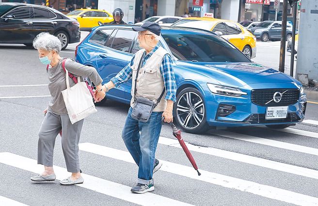 為了改善行人地獄，交通部原擬自6/30起，對汽機車不禮讓行人重罰6000元。（示意圖／中時資料照）