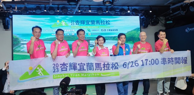 杏辉宜兰马拉松11月25日开跑，宜兰运动大使林昀儒邀请国人前往他的家乡跑出健康、享受美食。(黄邱伦摄)