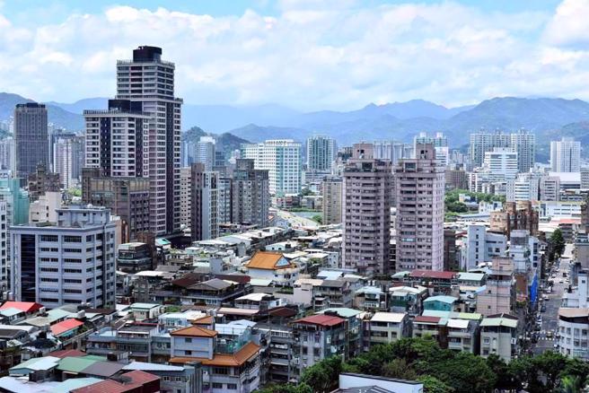 台湾房价居高不下，许多人买房超犹豫。（示意图／shutterstock）
