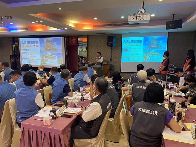 大溪区长陈圣义在座谈会中报告今年大溪区内各项重要建设与工程进度。（蔡明亘摄）