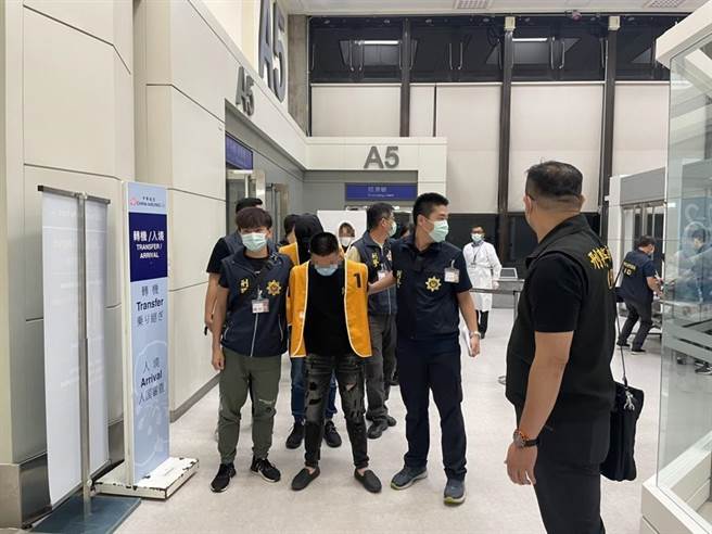 台中市刑大在桃园国际机场缉获3名人口贩运犯罪集团成员，移送法办。（警方提供／陈淑芬台中传真）