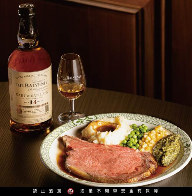 百富14年加勒比海兰姆桶单一麦芽威士忌搭配顶级烘烤牛肋排，酒体饱满厚实，牛肉脂香滑嫩。（劳瑞斯牛肋排餐厅提供／陈韵萍台北传真）