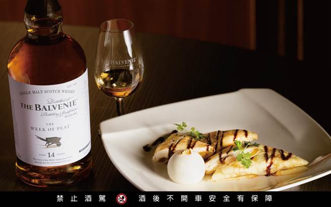 百富14年泥煤周单一麦芽威士忌佐焦糖香蕉法式可丽饼，甜美与个性碰撞。滋味绝妙。（劳瑞斯牛肋排餐厅提供／陈韵萍台北传真）