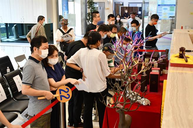 士林分署26日进行拍卖吸引54组买家前来竞标。（士林分署提供）