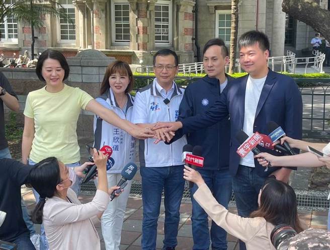 叶元之（右二）今与杨植斗（右）、罗智强（中）等人一同赴监察院。（李奇叡摄）