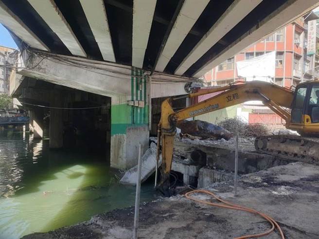 基隆市仁愛橋改建工程正在進行中，市府表示，將於7月初進行南側預力梁的吊裝工程，提醒民眾預先改道。（基隆市政府提供／張志康基隆傳真）