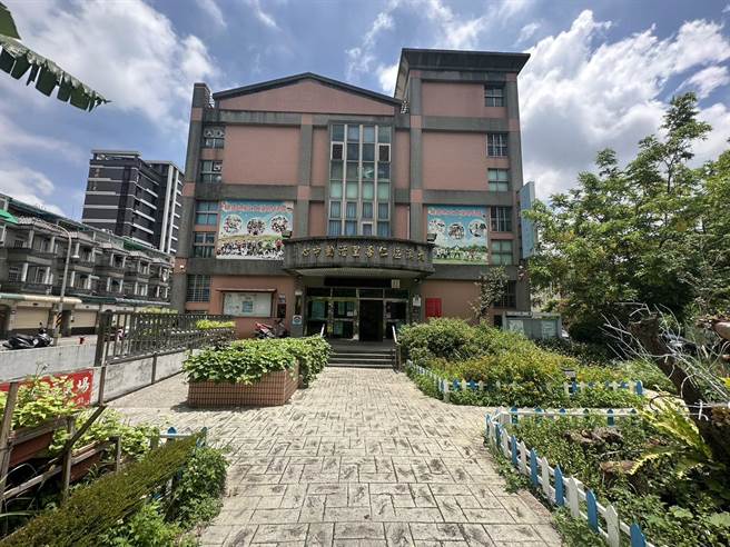 桃园市大溪区仁善市民活动中心1楼为桃园市立大溪幼儿园，2至3楼为市民活动中心与关怀据点。（蔡明亘摄）