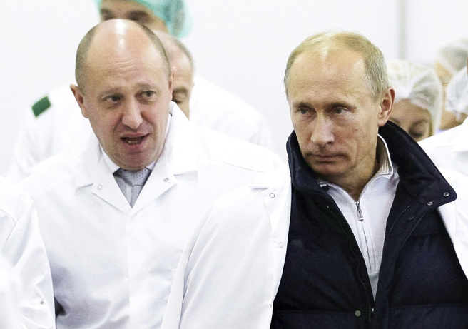 克宫宣布瓦格纳首脑普里格津（上图左）将前往白俄罗斯，前CIA局长裴卓斯警告他要远离「敞开的窗户」。图为普里格津与普丁2010年资料照。（资料照／美联社）