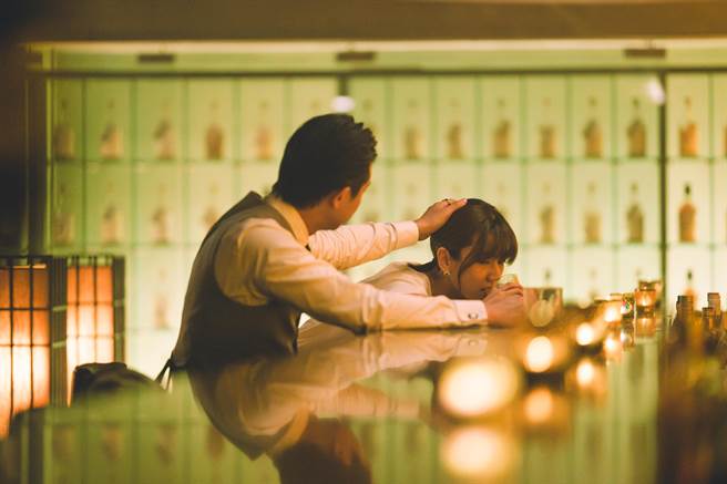 田羽安（右）在《最佳利益3》遭到上司邱凯伟（左）设局趁虚而入。（群之噰传播提供）