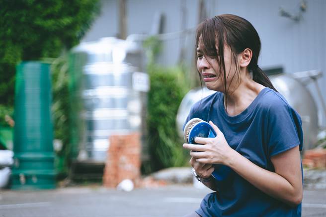 黄姵嘉在《最佳利益3》演出身心俱疲的母亲。（群之噰传播提供）