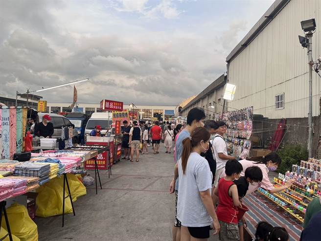 苗栗县竹南国泰夜市，违规在竹南镇工业区土地上营业使用，屡遭检举与被县府开罚。（苗栗县政府提供／李京升苗栗传真）