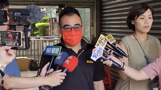 帝王至尊社区主委彭梓铵说，目前外甥的伤势状况，他不是很清楚，希望媒体不要传一些谣言，先让外甥伤势处理好。（罗浚滨摄）